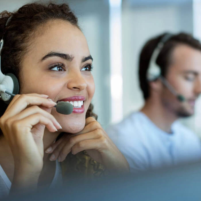 woman at the call center who gives remote assistance